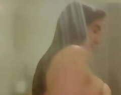 Mi novia hermosa en la ducha