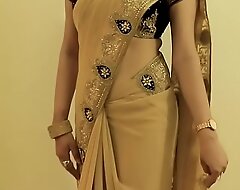Hawt GIRL SAREE WEARING and Akin her NAVEL and BACK