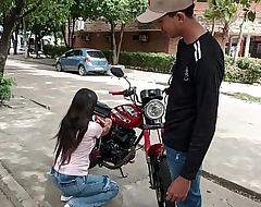 MI NUEVA AMIGA DE LA UNIVERSIDAD ME ESTABA AYUDANDO A ARREGLAR LA MOTO Y ME COBRO CON SEXO