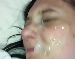 hermosa chica es cojida fuerte y 2 grandes pijas le llenan la cara y boca con mucha leche